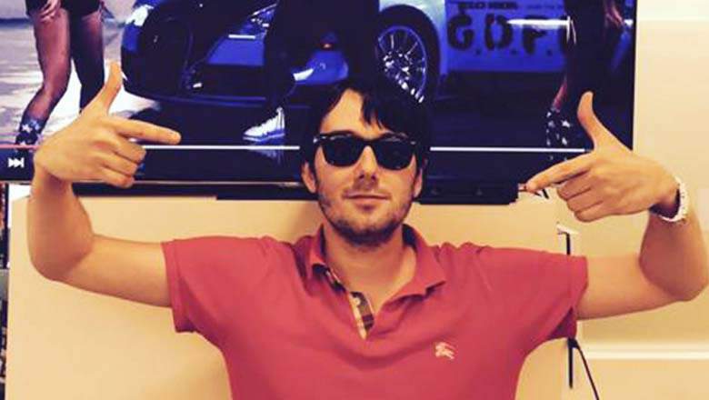 Credit%3A+%40Martin+Shkreli%0ACaption%3A+Picture+of+Martin+Shkreli+with+his+thumbs+up.+%0A