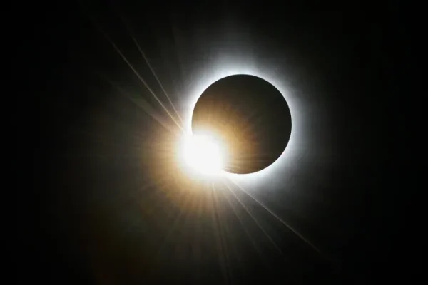 2024 Total solar eclipse photos:see images of rare celestial event